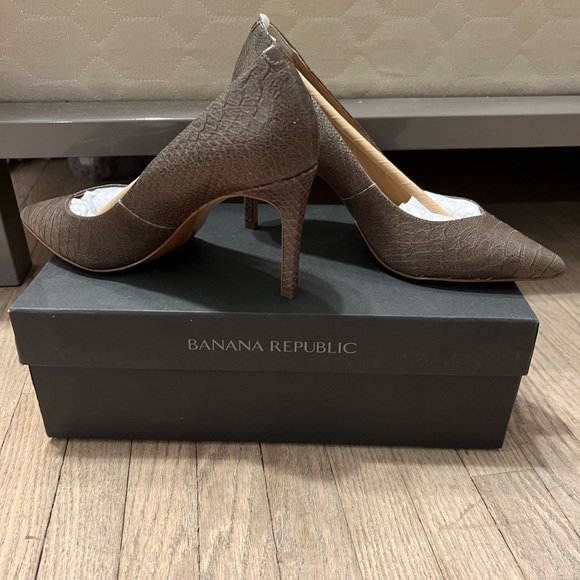 NIB Banana Republic Embossed Brown/Taupe Leather Pump High Heel Shoes (size 6) - Picture 2 of 4